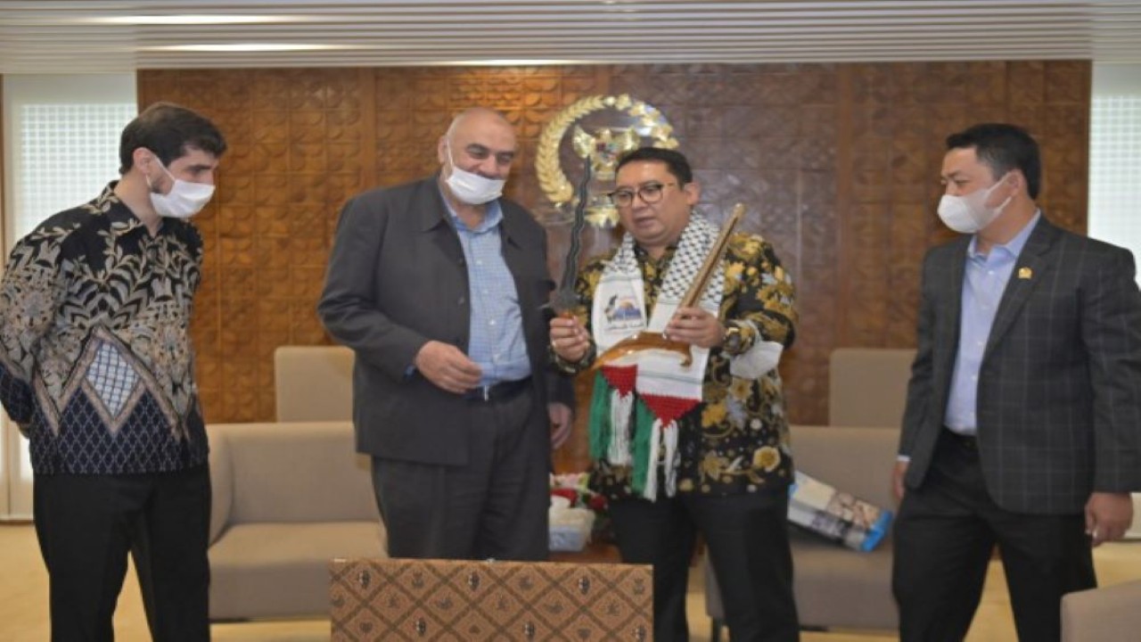 Ketua Badan Kerja Sama Antar Parlemen (BKSAP) DPR RI Fadli Zon menerima kunjungan Sekretaris Jenderal Global Coalition for Jerusalem and Palestine Moneer Saeed di Gedung Nusantara III, Senayan, Jakarta, Rabu (13/4/2022). (Andri)