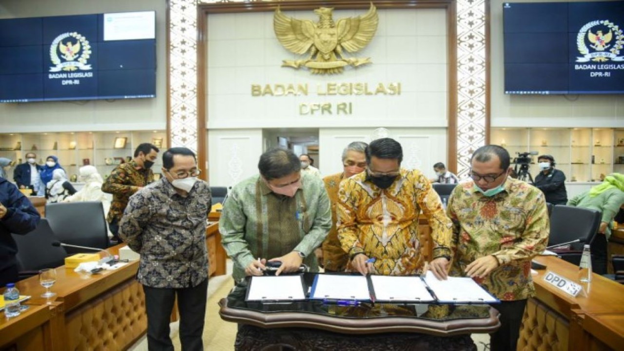 Ketua Baleg DPR RI Supratman Andi Agtas usai menutup rapat kerja Badan Legislasi DPR RI dengan Menteri Koordinator Bidang Politik, Hukum, dan Keamanan (Menko Polhukam) RI, Menteri Menko Perekonomian dan Menteri HAM RI, di Gedung Nusantara I, Senayan, Jakarta, Rabu (13/4/2022) malam. (Geraldi/Man)