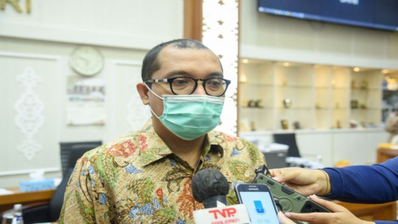 Wakil Ketua Baleg DPR RI Achmad Baidowi usai Rapat Kerja Baleg DPR RI dengan pemerintah terkait Pengambilan Keputusan Atas Hasil Pembahasan RUU tentang Perubahan Kedua Atas UU Nomor 12 Tahun 2011 tentang Pembentukan Peraturan Perundang-Undangan di Gedung DPR RI, Senayan, Jakarta, Rabu (13/4/2022). (Geraldi/Man)