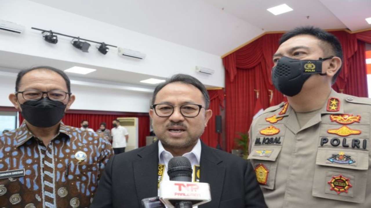 Wakil Ketua Komisi III DPR RI Pangeran Khairul Saleh saat memimpin Tim Kunjungan Kerja Reses Komisi III DPR RI rapat dengan Kapolda Riau dan Kepala BNNP Riau. (Hira/rni)