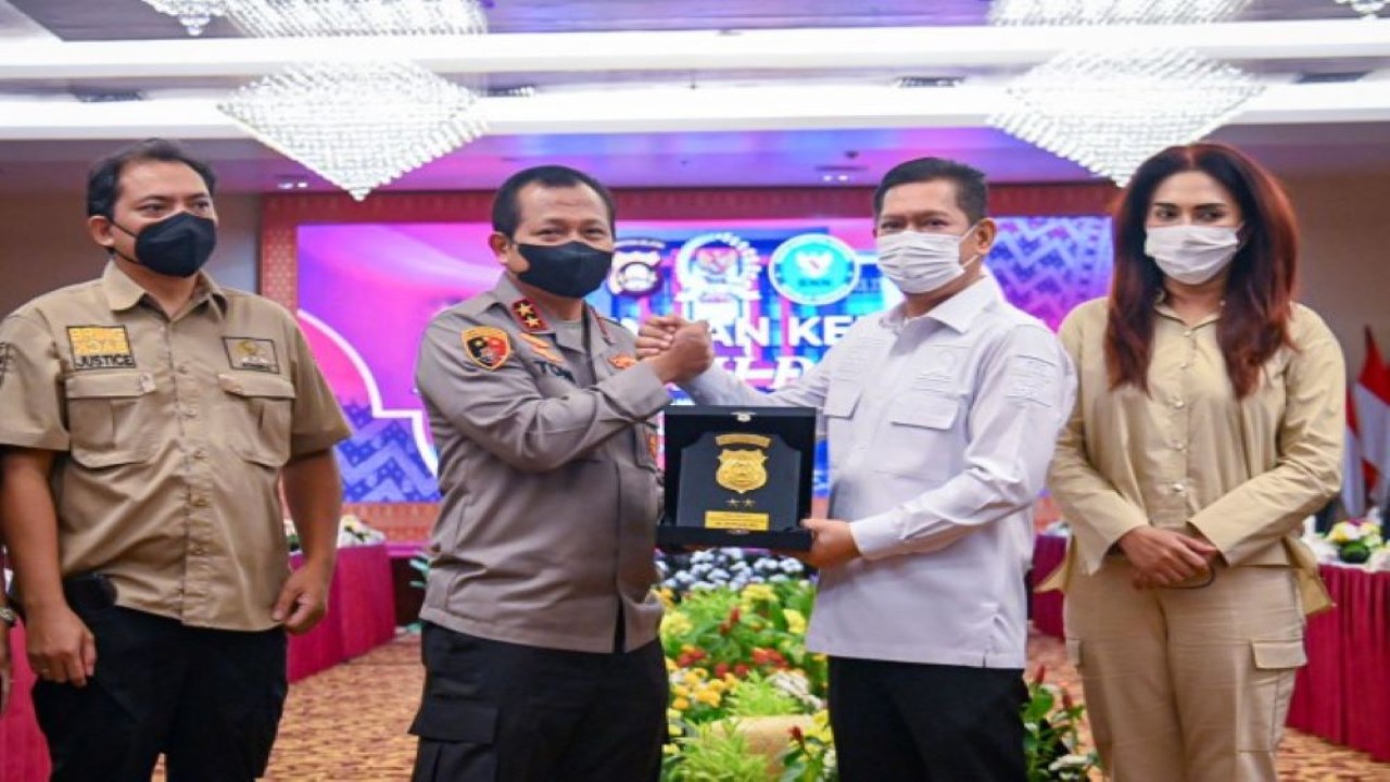 Wakil Ketua Komisi III DPR RI Adies Kadir bertukar cinderamata dengan Kapolda Sumsel setelah Kunjungan Kerja Reses dengan jajaran Polda Sumsel dan BNNP Sumsel di Palembang, Sumsel, Senin (18/4/2022). (Rdn/Pdt)