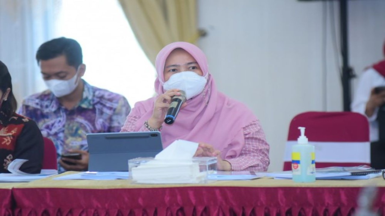 Anggota Komisi IX DPR RI Kurniasih Mufidayati saat mengikuti rapat antara Tim Kunjungan Kerja Reses Komisi IX DPR RI. (Jaka/rni)