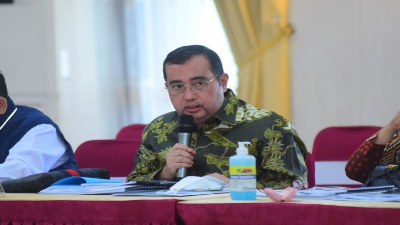 Anggota Komisi IX DPR Yahya Zaini saat mengikuti rapat Tim Kunjungan Kerja Reses Komisi IX DPR dengan Wakil Gubernur Riau beserta jajaran di Pekanbaru. (Jaka/rni)