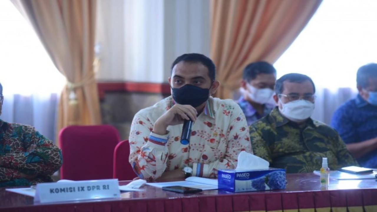 Anggota Komisi IX DPR Ade Rezki Pratama saat mengikuti kunjungan kerja reses Komisi IX DPR RI mengunjungi BBPOM Pekanbaru di Provinsi Riau. (Istimewa/DPR)