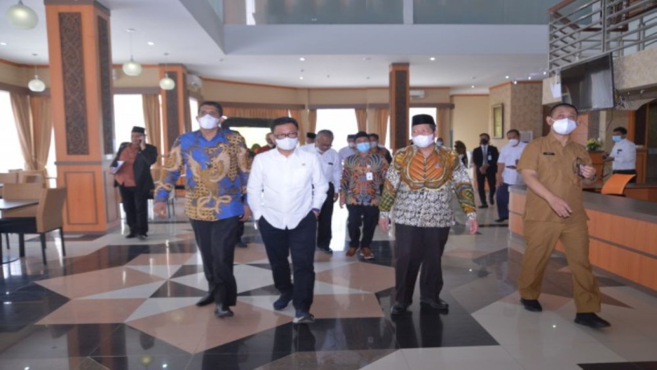 Wakil Ketua Komisi VIII DPR RI TB Ace Hasan Syadzily saat memimpin pertemuan Tim Kunker Komisi VIII DPR RI dengan jajaran Pemerintah Provinsi Kalimantan Timur, di Balikpapan, Kaltim, Selasa (19/4/2022). (Nadia/Man)