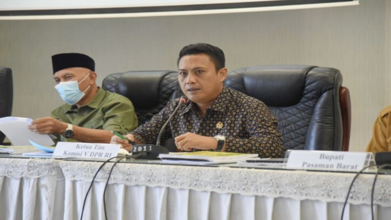 Wakil Ketua Komisi V DPR RI Andi Iwan Darmawan Aras saat memimpin Kunjungan Kerja Reses Komisi V DPR RI ke Kota Padang, Provinsi Sumatera Barat, Senin (18/4/2022). (Hanum/Man)