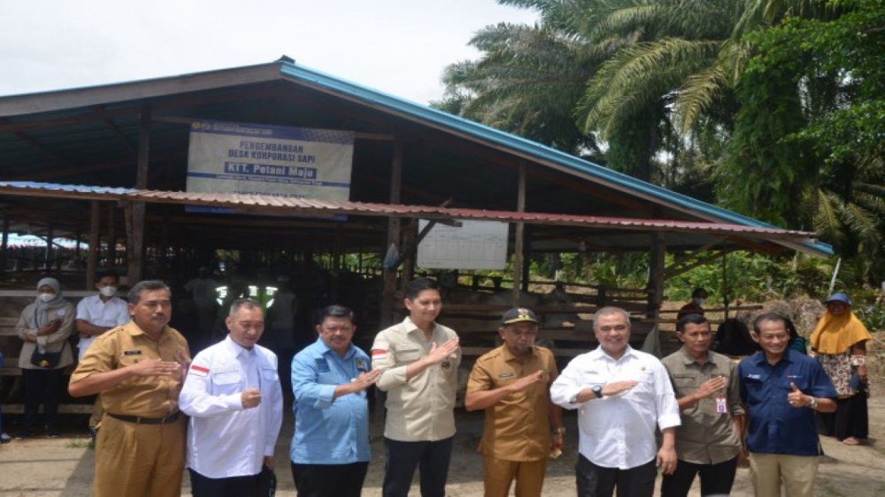 Wakil Ketua Komisi IV DPR Budisatrio Djiwandono foto bersama usai menggelar pertemuan dengan Pemerintah Kabupaten PPU dan perwakilan Kementan RI di Desa Labangka Barat, Kaltim, Selasa (19/4/2022). (Husen/Man)