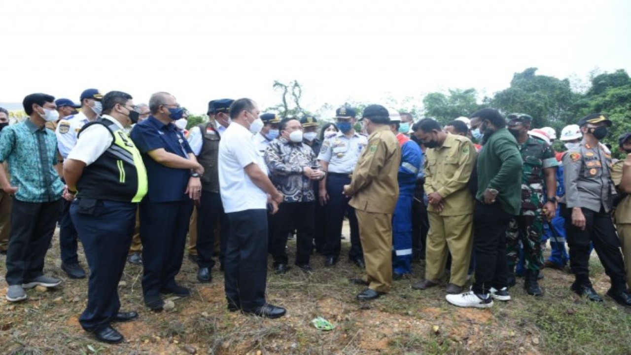 Wakil Ketua Komisi V DPR RI Syaifullah Tamliha memimpin Tim Kunjungan Kerja Reses meninjau lahan di Desa Kambitin, Kecamatan Tanjung yang diusulkan Pemerintah Kabupaten Tabalong untuk mendukung rencana pembangunan bandara internasional di Tabalong, Kalsel, Selasa (19/4/2022). (Oji/Man)