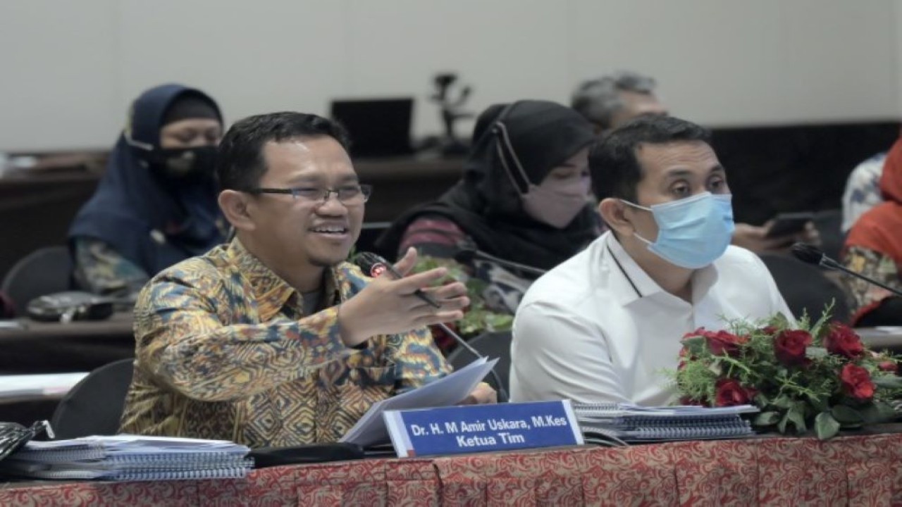 Wakil Ketua Komisi XI DPR RI Amir Uskara saat memimpin pertemuan Tim Kunjungan Kerja Reses Komisi XI DPR RI dengan sejumlah mitra kerja, guna memantau pertumbuhan ekonomi dan pengendalian inflasi Sulsel, di Makassar, Senin (18/4/2022). (Sofyan/Man)