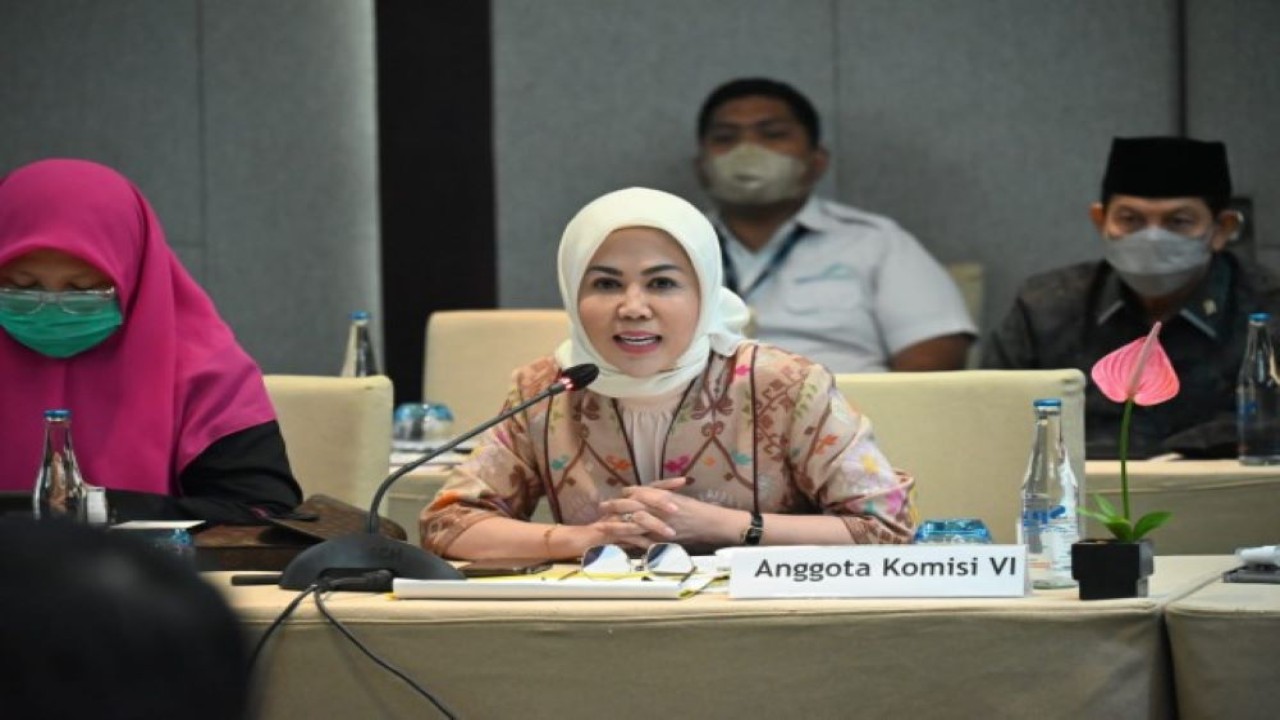 Anggota Komisi VI DPR RI Intan Fauzi dalam rapat antara Tim Kunjungan Kerja Reses Komisi VI DPR RI dengan dengan Eselon I Kementerian BUMN beserta Direksi PLN, Pertamina, PGN, Aviasi Pariwisata Indonesia, dan Angkasa Pura I, di Bali, Senin (18/4/2022). (Eki/Man)