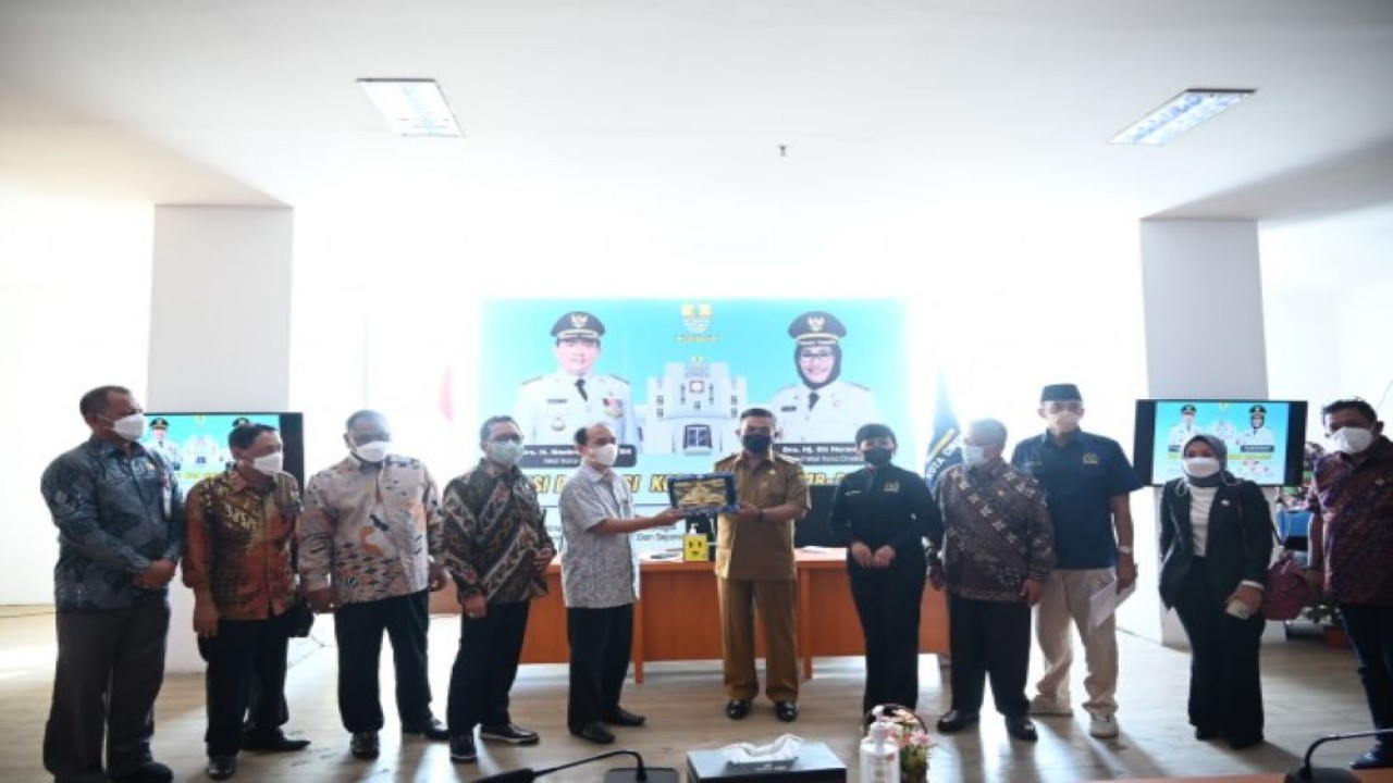 Wakil Ketua Komisi II DPR RI Yanuar Prihatin foto bersama usai pertemuan di Kantor Wali Kota Cirebon, Senin (18/4/2022). (Novel/Man)