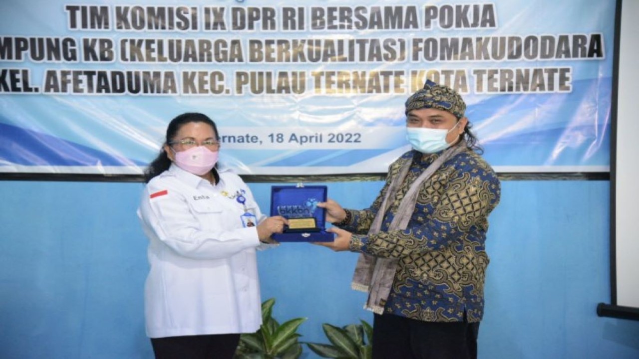 Anggota Komisi IX DPR RI Nurhadi bertukar cinderamata usai mengikuti kunjungan kerja reses Komisi IX DPR RI ke Ternate, Maluku Utara, Senin (18/4/2022). (Chasbi/Man)