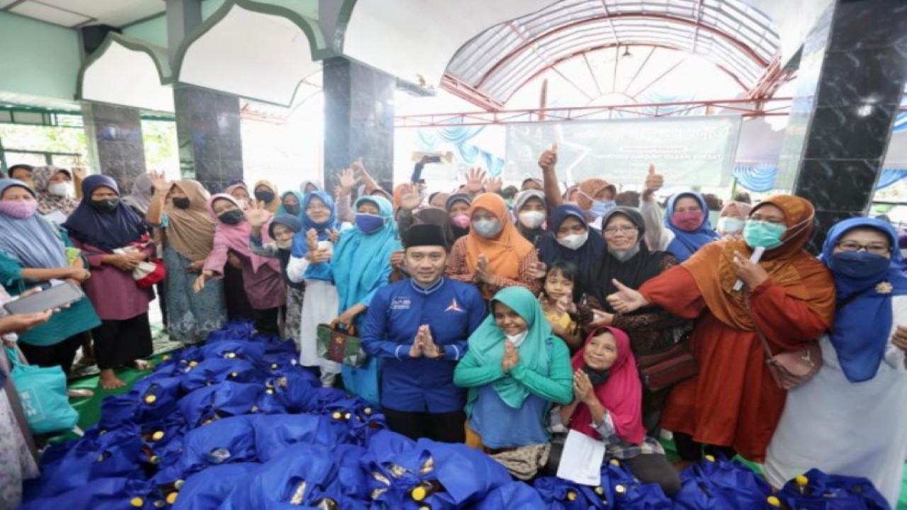 Wakil Ketua Badan Anggaran (Banggar) DPR RI Edhie Baskoro Yudhoyono dalam acara bakti sosial itu, Ibas memberikan 500 paket sembako dan 100 alquran di Ponorogo, Jawa Timur. (Ist/Man)