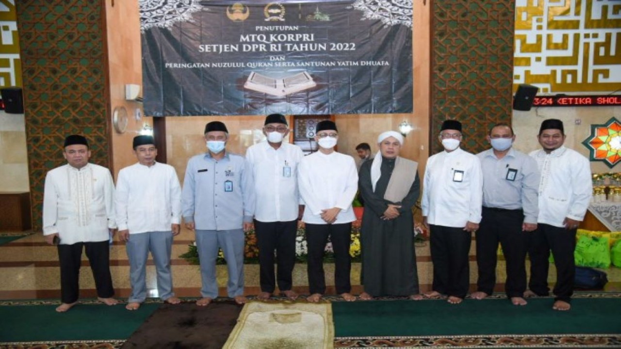 Ketua Korpri Setjen DPR RI Djaka Dwi Winarko foto bersama usai penutupan dan pengumuman pemenang MTQ Korpri Setjen DPR RI di Masjid Baiturahman DPR RI, Kompleks Parlemen, Senayan, Jakarta, Kamis (21/04/2022). (Geraldi/Man)