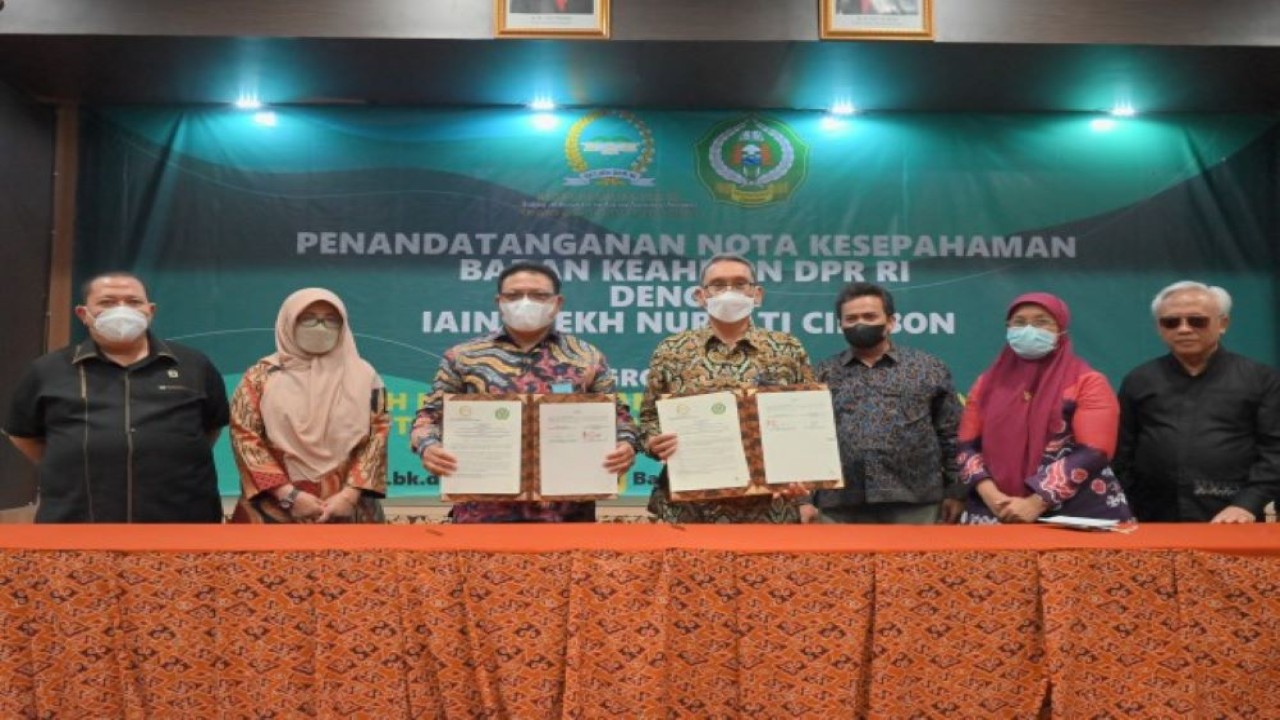 Kepala Badan Keahlian (BK) Sekretariat Jenderal DPR RI Inosentius Samsul foto bersama usai penandatanganan nota kesepahaman di Aula Pertemuan Gedung IAIN Syekh Nurjati Cirebon, Jawa Barat, Selasa (19/4/2022). (Tari/Man)