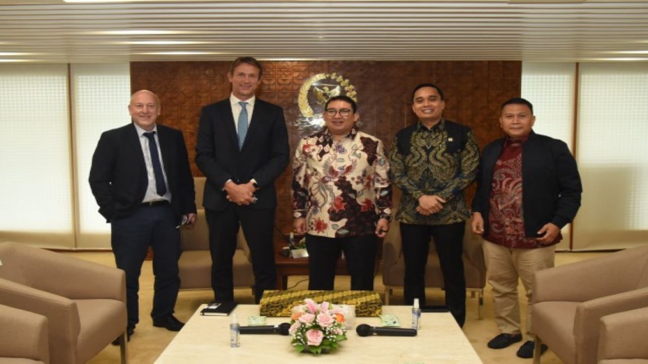 Ketua Badan Kerja Sama Antar Parlemen (BKSAP) DPR RI Fadli Zon foto bersama usai menerima  Head of Mission, British Embassy Yangon Pete Vowles, di Gedung Nusantara III, Senayan, Jakarta, Kamis (21/4/2022). (Runi/Man)