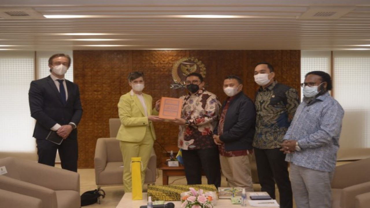 Ketua Badan Kerja Sama Antar Parlemen (BKSAP) DPR RI Fadli Zon bertukar cinderamata dengan Duta Besar Swedia untuk Indonesia Marina Berg, di Gedung Nusantara III, Senayan, Jakarta, Kamis (21/4/2022). (Andri)