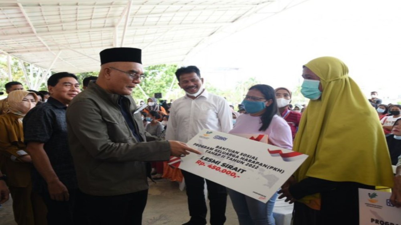 Wakil Ketua Komisi VIII DPR RI Marwan Dasopang saat menyalurkan bantuan sosial dari Kemensos untuk penerima PKH di Batam, Kepulauan Riau, Selasa (19/4/2022). (Arief/nvl)