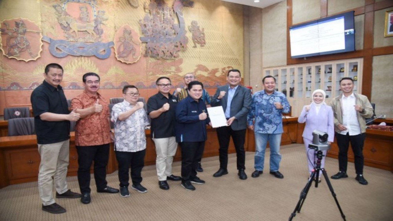 Wakil Ketua Komisi VI DPR RI Martin Manurung dalam sesi foto bersama usai Rapat Kerja Komisi VI DPR RI bersama Menteri BUMN dan Direktur Utama PT Garuda Indonesia. (Geraldi/nvl)