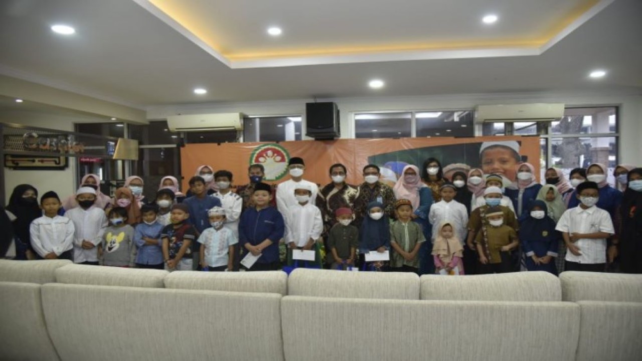 Sekjen DPR RI Indra Iskandar dalam sesi foto bersama usai acara Santunan Anak Yatim oleh DWP Setjen DPR RI, di Kompleks DPR RI, Senayan, Jakarta, Jumat (22/4/2022). (Munchen/nvl)