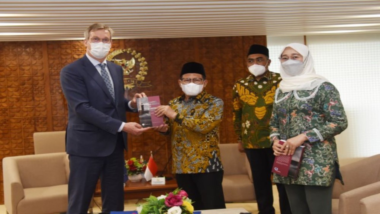 Wakil Ketua DPR RI Abdul Muhaimin Iskandar saat menerima courtesy call Dubes Uni Eropa untuk Indonesia Vincent Piket di Ruang Delegasi DPR RI. (Oji/nvl)