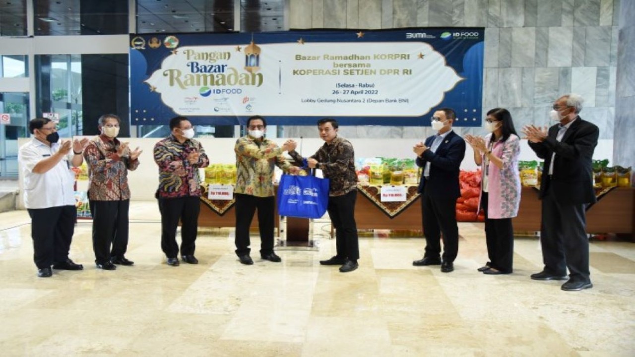 Sekretaris Jenderal DPR RI Indra Iskandar usai memberikan sambutan pembukaan Bazar Ramadan di selasar Gedung Nusantara II, Senayan, Jakarta, Selasa (26/4/2022). (Runi/Man)