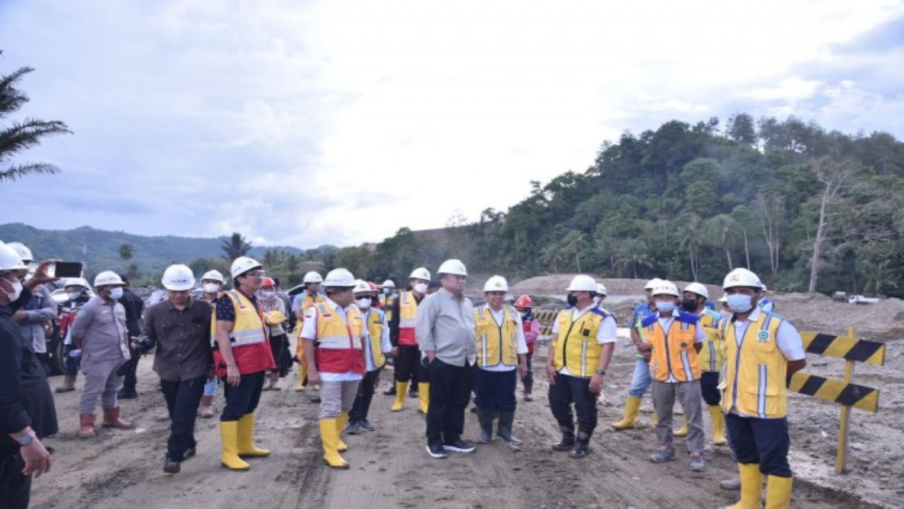 Wakil Ketua DPR RI Koordinator Bidang Industri dan Pembangunan (Korinbang) Rachmat Gobel saat melakukan peninjauan pembangunan bendungan di kawasan perbukitan Gorontalo, Senin (25/4/2022). (Azka/Man)