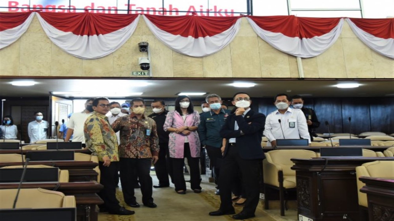 Sekretaris Jenderal DPR RI Indra Iskandar saat meninjau persiapan infrastruktur di kompleks parlemen terkait perhelatan P20 di Gedung Nusantara, Senayan, Jakarta, Selasa (25/4/2022). (Runi/Man)