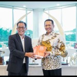 Ketua MPR RI Bambang Soesatyo (kanan) bersama Pimpinan Institut Filsafat Pancasila Yoseph Umarhadi-1649771213