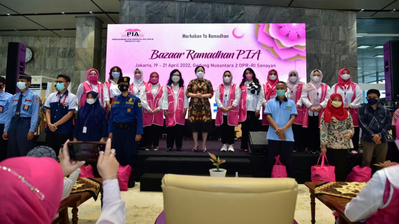 Ketua DPR RI Puan Maharani (tengah).