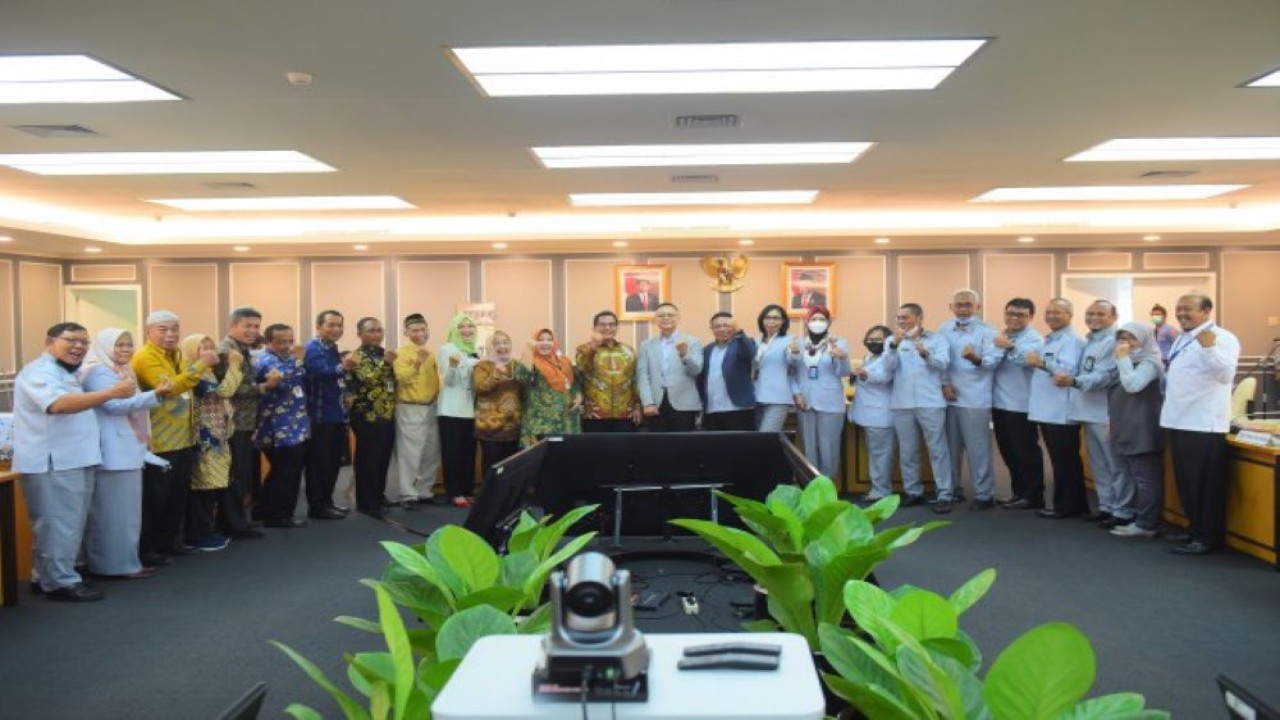 Sekretaris Jenderal DPR RI Indra Iskandar foto bersama usai melepas ketujuh pegawai yang memasuki masa purnabakti di Ruang Rapat Pansus B, Gedung Nusantara II, Senayan, Jakarta, Senin (9/5/2022). (Jaka/Man)