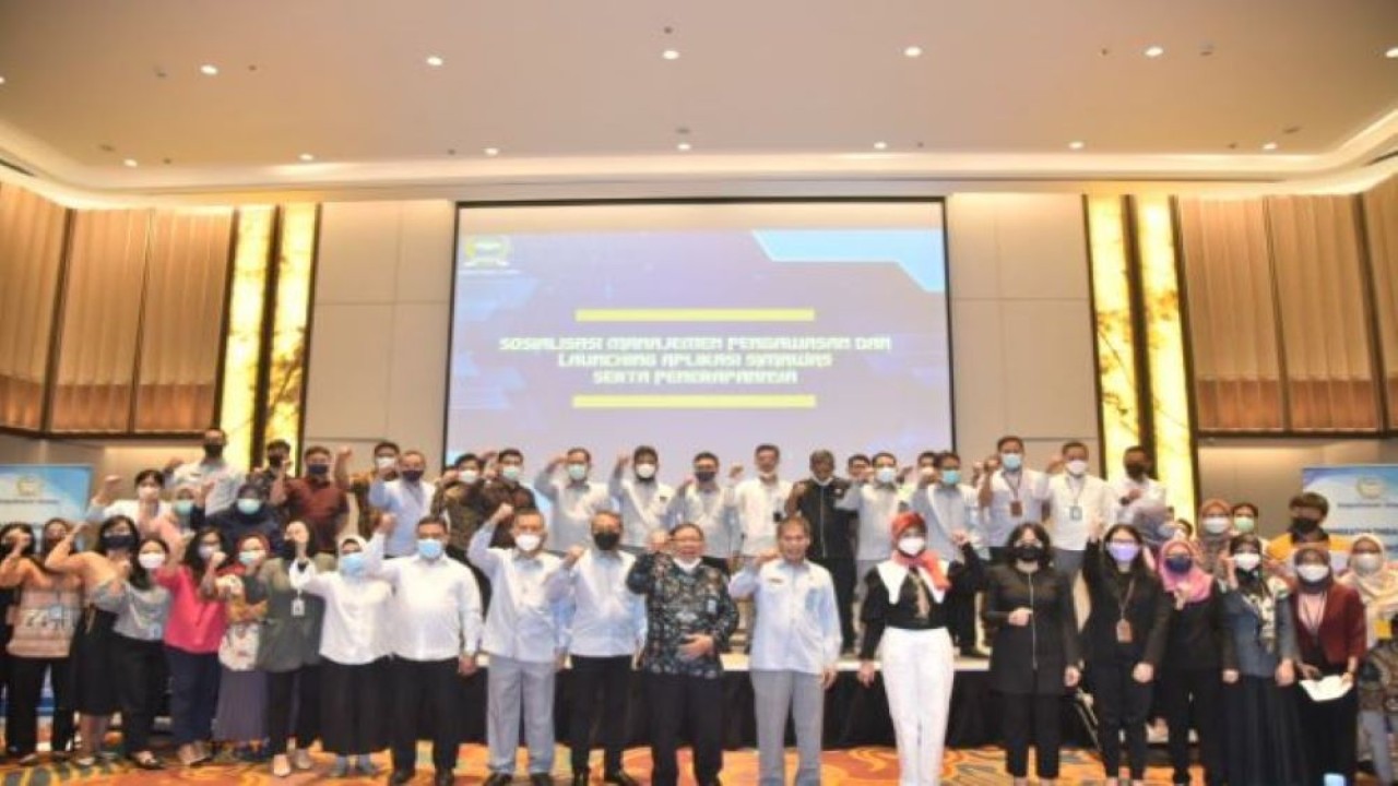 Inspektur Utama Setjen DPR RI Setyanta Nugraha dalam sesi foto bersama usai Sosialisasi Manajemen Pengawasan sekaligus peluncuran aplikasi SIMAWAS. (Oji/nvl)