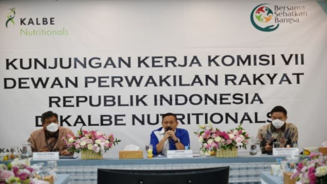 Anggota Komisi VII DPR Sartono memimpin pertemuan Tim Kunker Reses Komisi VII DPR dengan jajaran direksi PT Kalbe Morinaga Indonesia dan PT Kalbe Nutritionals di Cikampek. (Icha/nvl)