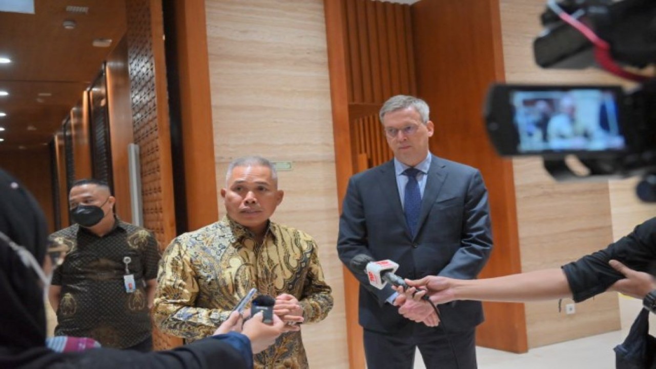 Wakil Ketua Badan Kerja Sama Antar Parlemen (BKSAP) DPR RI Achmad Hafisz Tohir usai pertemuan dengan Dubes Uni Eropa Vincent Piket, di Gedung Nusantara III, Senayan, Jakarta, Jumat (20/5/2022). (Tari/Man)