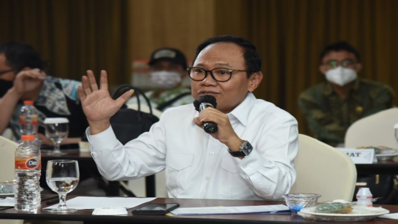 Anggota Komisi I DPR RI Taufik R. Abdullah saat mengikuti pertemuan Tim Kunjungan Kerja Spesifik Panja Digitalisasi Penyiaran Komisi I DPR RI di Daerah Istimewa Yogyakarta, Sabtu (21/5/2022). (Runi/Man)