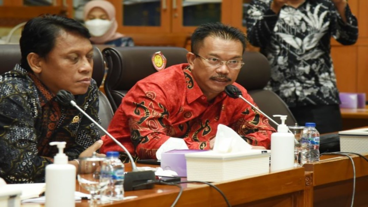 Anggota Komisi IX DPR Edy Wuryanto dalam Rapat Dengar Pendapat Komisi IX dengan beberapa asosiasi nakes nasional di Gedung Parlemen. (Runi/nvl)