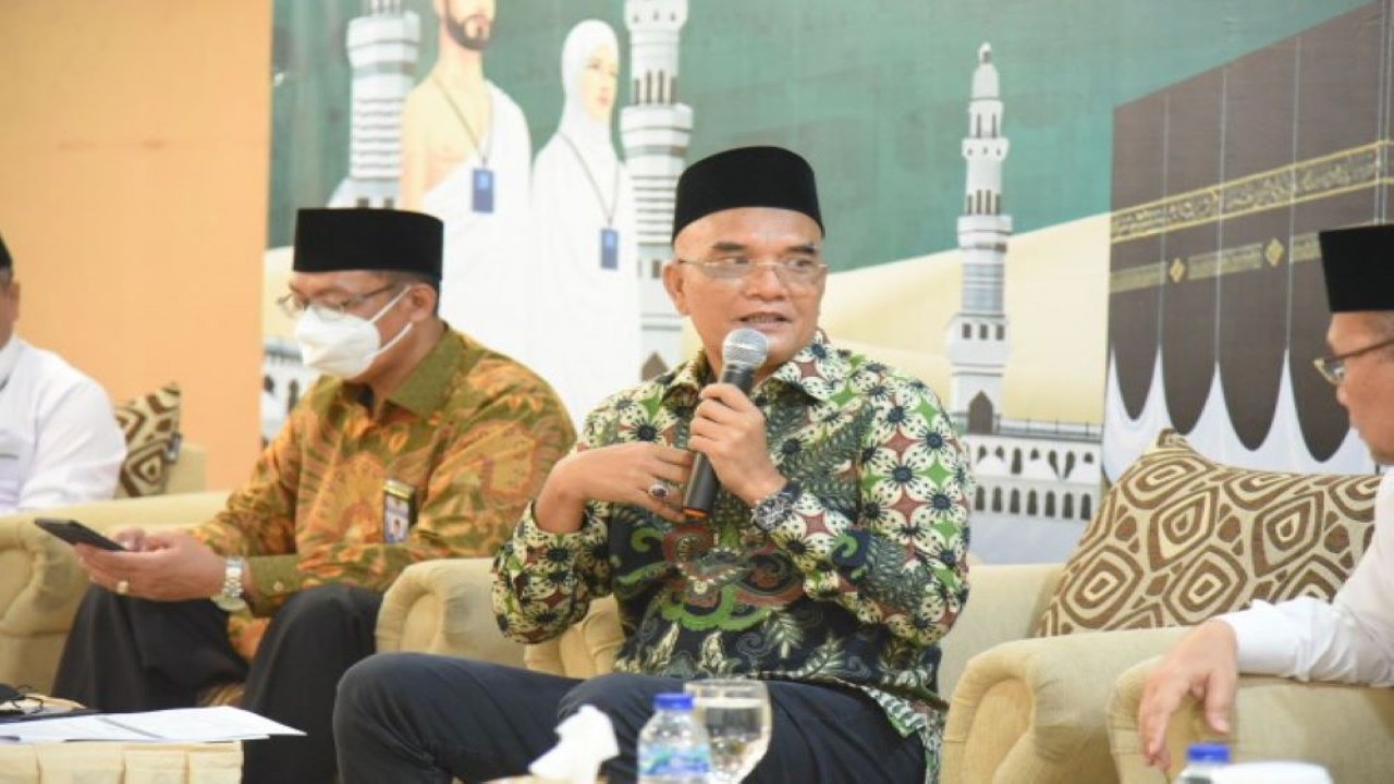 Wakil Ketua Komisi VIII DPR Marwan Dasopang saat memimpin Tim Kunjungan Kerja Spesifik Komisi VIII DPR RI dalam pertemuan dengan Kepala Kanwil Kemenag Sumut, Perwakilan Kepala Kantor Kemenag Kota/Kab di Provinsi Sumut, Kepala UPT Asrama Haji Medan dan jajarannya dalam rangka pengawasan persiapan pelaksanaan Ibadah Haji Tahun 1443H/2022 M di Medan, Sumut, Senin (23/5/2022). (Ria/mr)