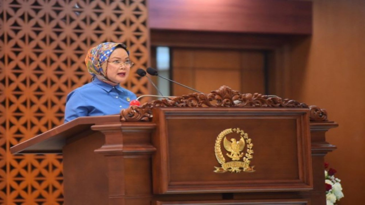 Anggota DPR RI Sri Meliyana mewakili fraksi Partai Gerindra menyampaikan pandangan fraksi-fraksi atas Kerangka Ekonomi Makro dan Pokok-Pokok Kebijakan Fiskal (KEM-PPKF) Tahun 2023, Gedung Nusantara II, Selasa (24/5/2022). (Jaka/Man)