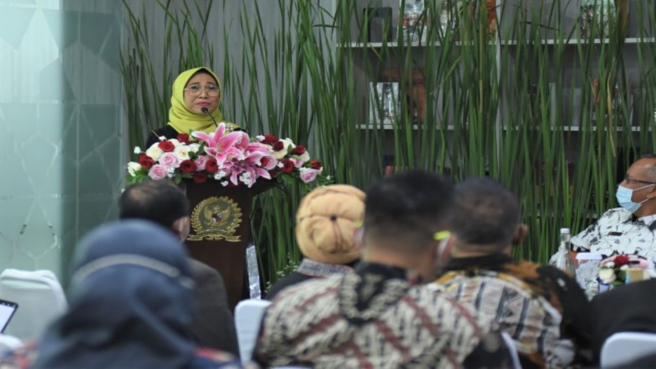 Wakil Ketua Komisi X DPR RI Hetifah Sjaifudian dalam sambutannya di acara Bicara Buku di ruang perpustakaan DPR RI, Senayan, Jakarta, Selasa (24/5/2022). (Devi/Man)