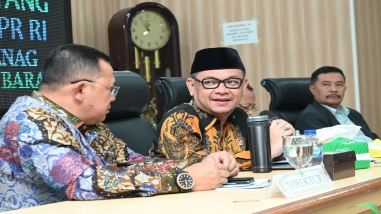 Wakil Ketua Komisi VIII DPR RI Ace Hasan Syadzily saat memimpin pertemuan Tim Kunspek Komisi VIII DPR RI dengan Kanwil Kemenag Jawa Barat, Perwakilan Pemba Jabar di Bandung, Jabar, Selasa (24/5/2022). (Erman/Man)