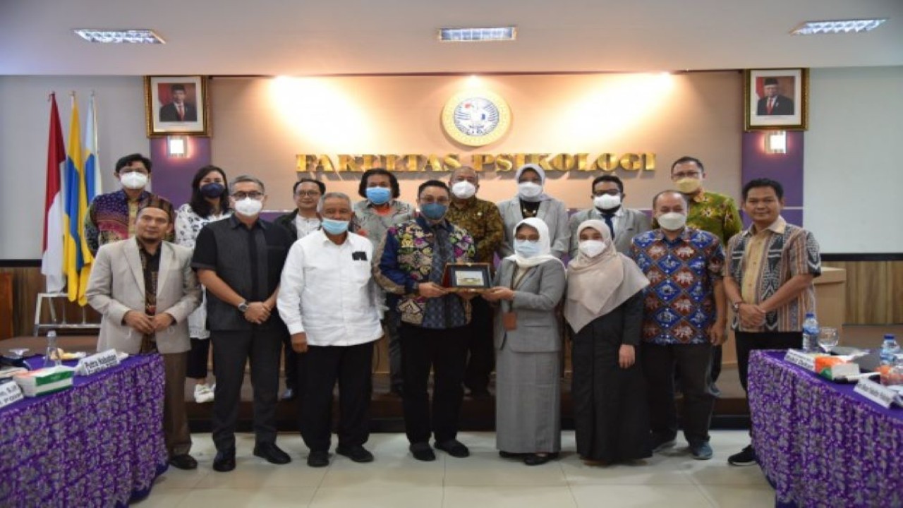 Wakil Ketua Komisi X DPR RI Dede Yusuf Macan Effendi saat sesi foto bersama usai  memimpin dialog Komisi X DPR RI dengan sivitas akademika UNAIR, di Surabaya, Jawa Timur, Jumat (27/5/2022). (Singgih/nvl)