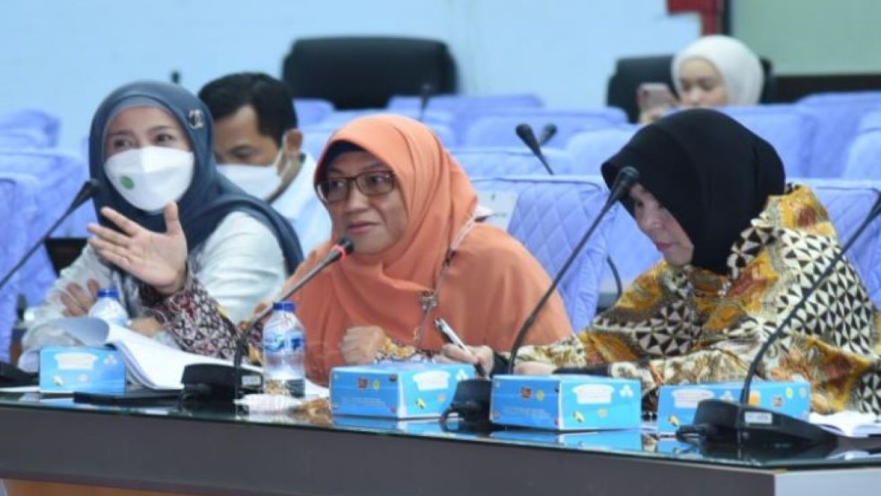 Anggota Komisi X DPR RI Ledia Hanifa Amaliah saat berdialog dalam rangka kunjungan kerja spesifik uji publik Rancangan Undang-Undang Pendidikan dan Layanan Psikologi di Ruang Senat Akademik, Lantai 2 Gedung Rektorat Unhas, Kampus Tamalanrea, Makassar, Jumat (27/5/2022). (Oji/nvl)