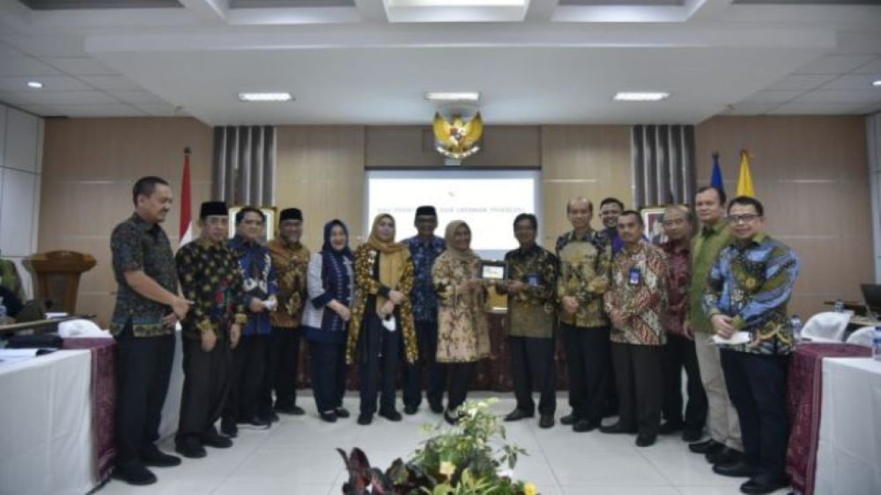 Wakil Ketua Komisi X DPR RI Hetifah Sjeifudian saat bertukar cinderamata usai melaksanakan uji publik Rancangan Undang-Undang (RUU) Pendidikan dan Layanan Psikologi di Universitas Sebelas Maret (UNS), Solo, Jawa Tengah. (Munchen/nvl)