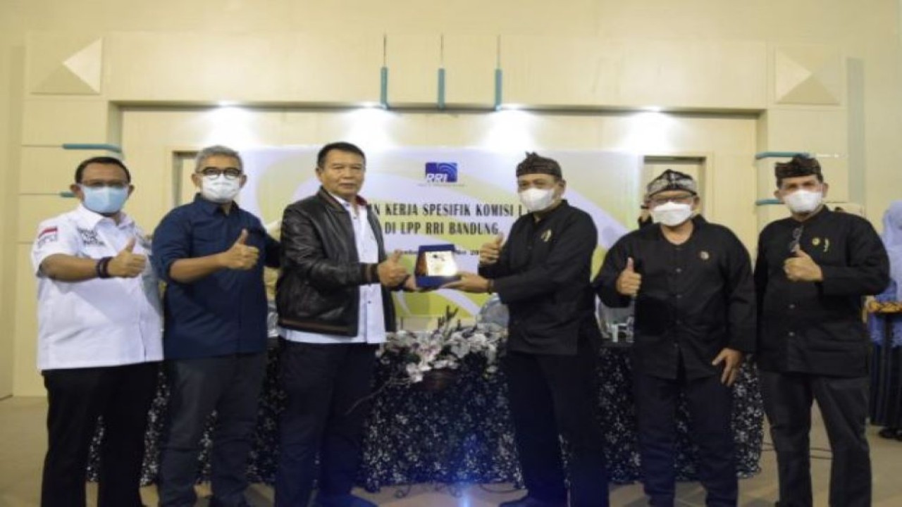 Anggota Komisi I DPR RI Muhammad Farhan saat sesi foto bersama usai melakukan kunjungan kerja spesifik ke Bandung, Provinsi Jawa Barat, Jumat lalu (27/5/2022). (Chasbi/nvl)