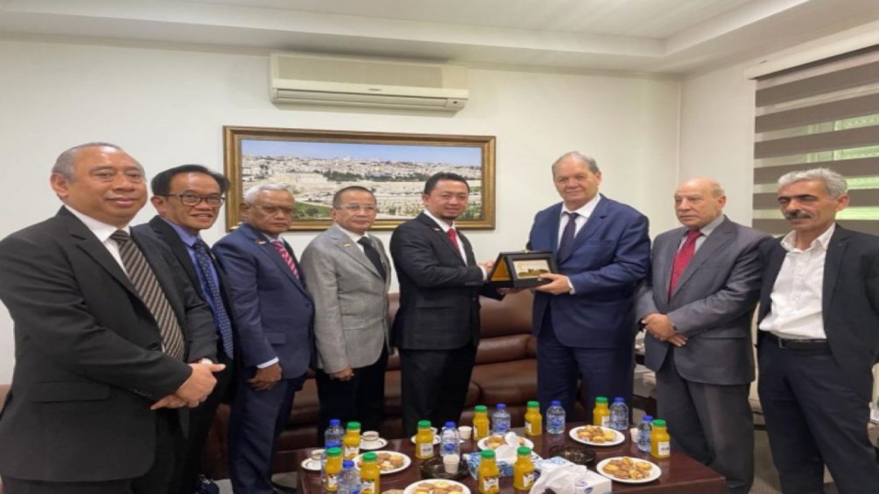 Ketua GKSB DPR RI Syahrul Aidi Maazat saat memimpin Delegasi Grup Kerja Sama Bilateral (GKSB) DPR RI-Parlemen Palestina melakukan kunjungan kerja ke kantor Palestinian National Council (PNC), di Amman, Yordania, Selasa (24/5/2022). (Dok/mr)