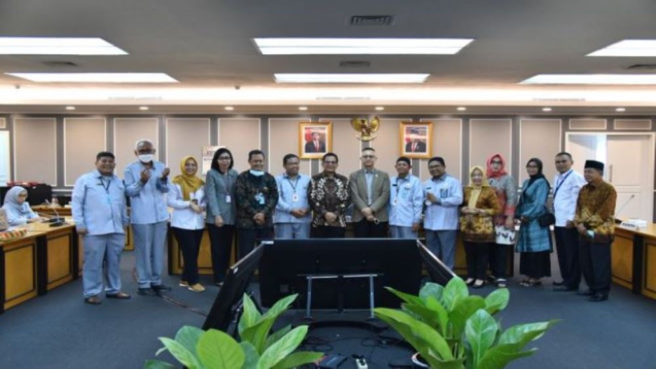 Sekjen Sekretariat Jenderal DPR RI Indra Iskandar saat sesi foto bersama usai acara pelepasan tiga PNS di Gedung Nusantara II, Senayan, Senin (30/5/2022). (Kresno/nvl)