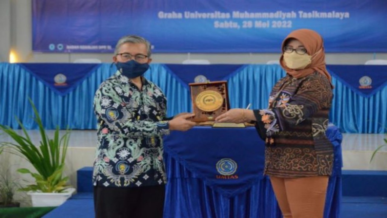 Kepala Pusat Perancangan Undang-Undang BK DPR RI Lidya Suryani Widayati saat bertukar cinderamata usai penandatangan nota kesepahaman di Universitas Muhammadiyah Tasikmalaya (UMTAS). (Saum/nvl)