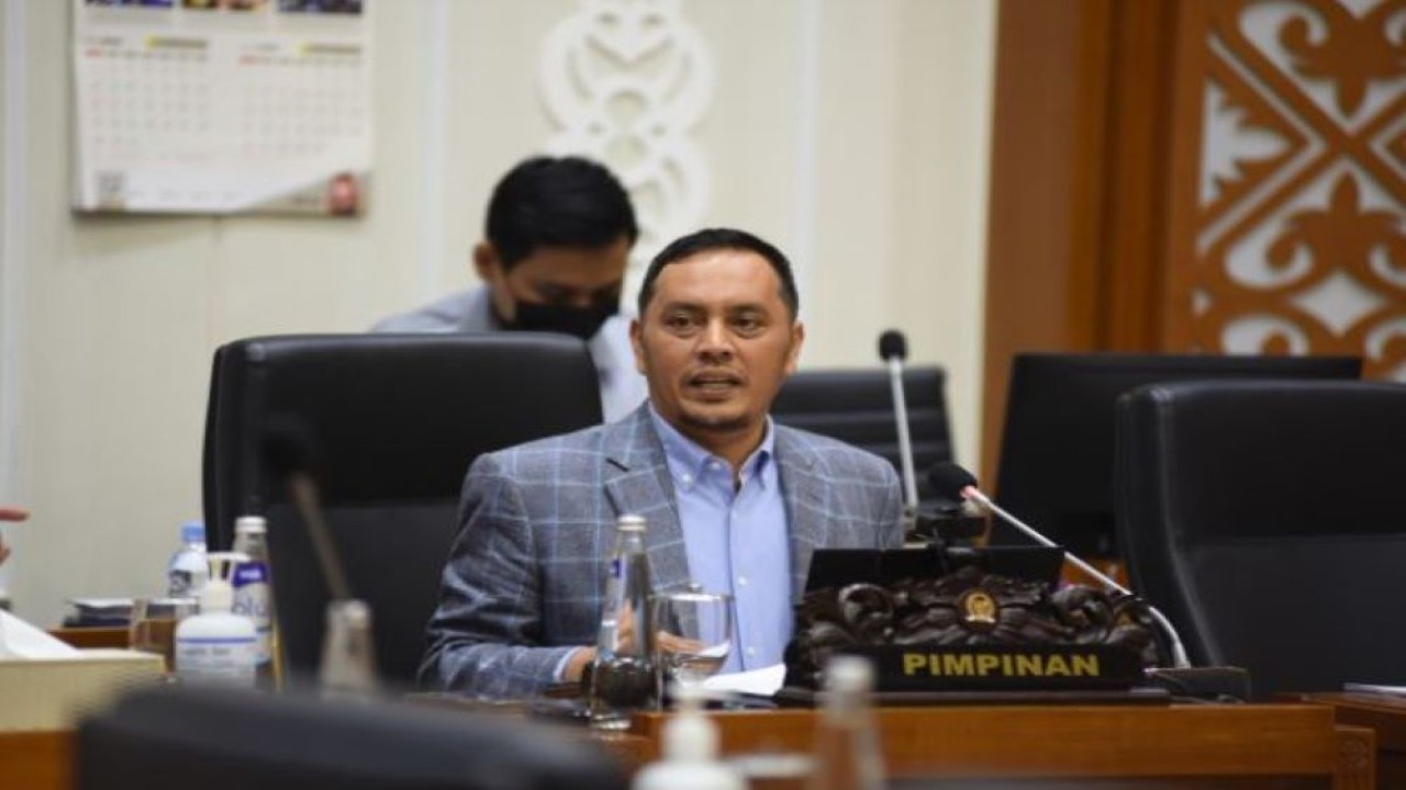 Wakil Ketua Baleg DPR RI Willy Aditya saat mrmimpin Rapat Pleno Badan Legislasi (Baleg) DPR RI dengan Komisi VII DPR RI menyetujui Rancangan Undang-Undang (RUU) tentang Energi Baru dan Terbarukan (EBT). (Devi/mr)