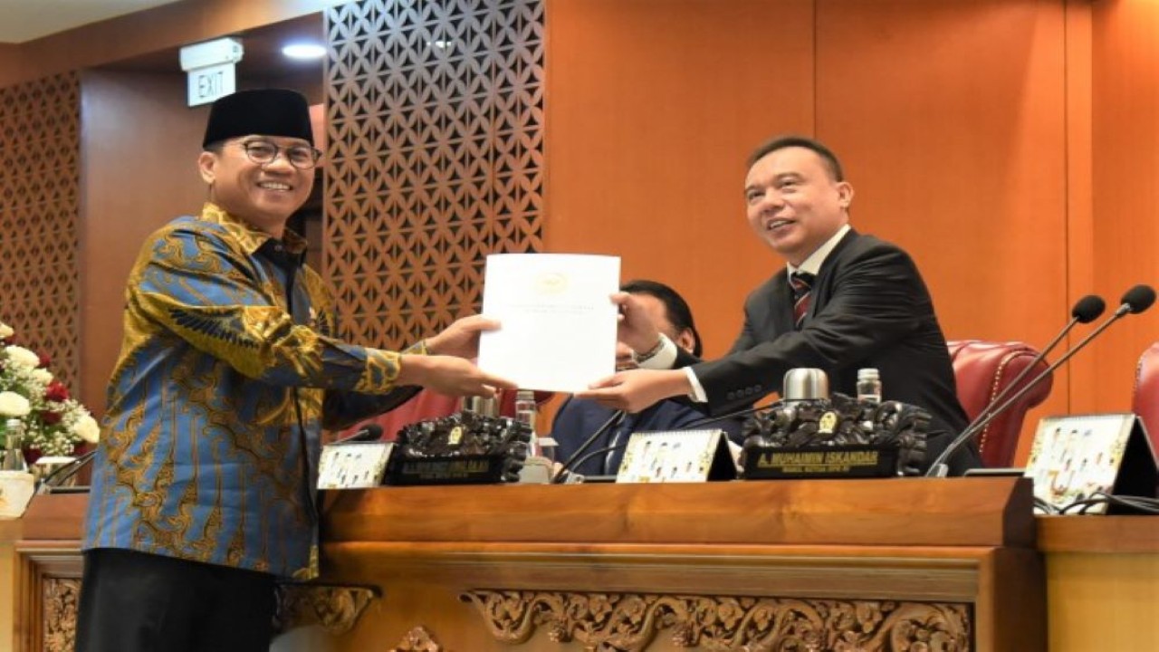 Wakil Ketua DPR RI Sufmi Dasco Ahmad menerima laporan penghetian pembahasan RUU Penanggulangan Bencana dari Ketua Komisi VIII DPR RI Yandri Susanto  dalam Rapat Paripurna DPR RI di Gedung Nusantara II, Senayan, Jakarta, Selasa (31/5/2022). (Devi/Man)