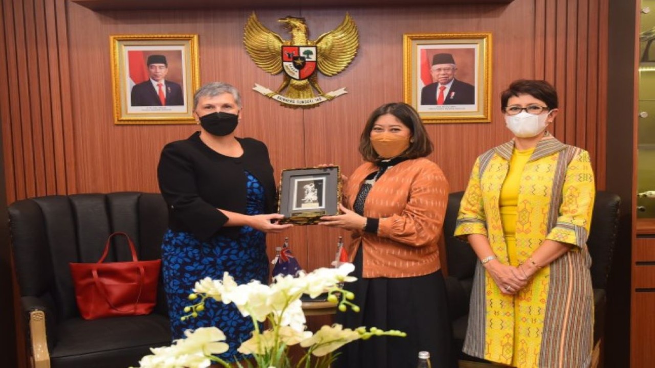 Ketua Komisi I DPR RI Meutya Viada Hafid bertukar cinderamata dengan Duta Besar Australia Peni William PMS di Gedung Nusantara I, Senayan, Jakarta, Selasa (31/5/2022). (Jaka/Man)